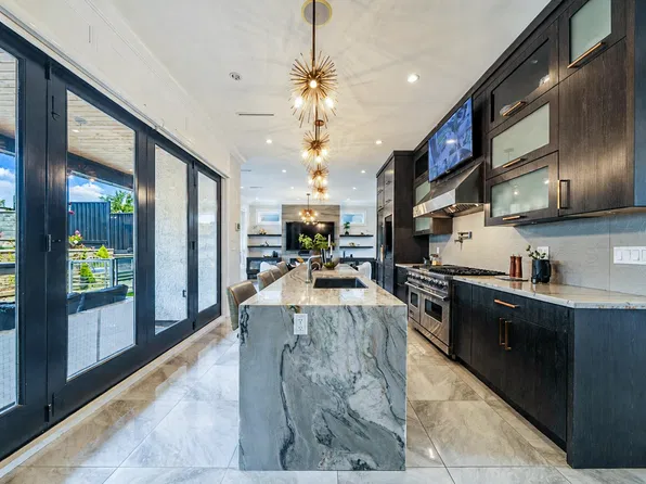 6069 Patrick St, Burnaby, BC V5J 3B8