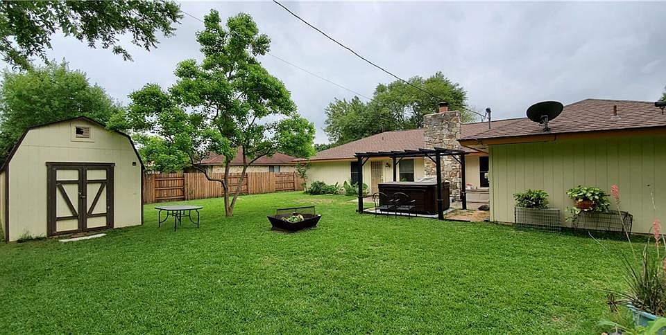 2nd image of 902 Parkview Dr