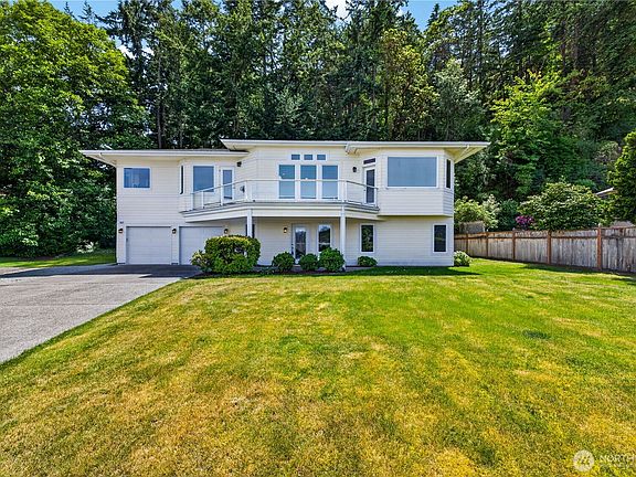 3rd image of 837 Shoshone Drive