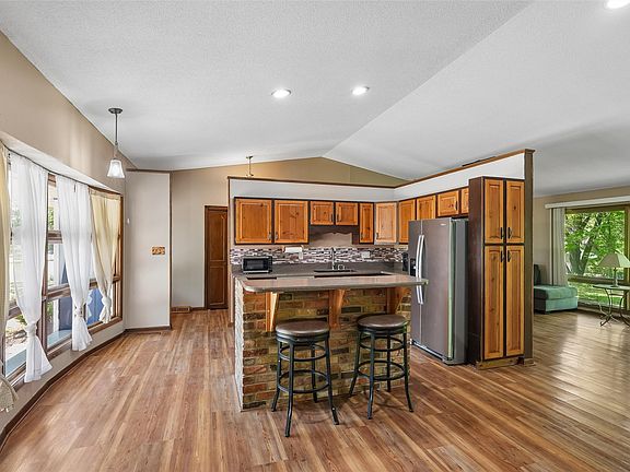 4th image of 33845 Oak Ridge Blvd