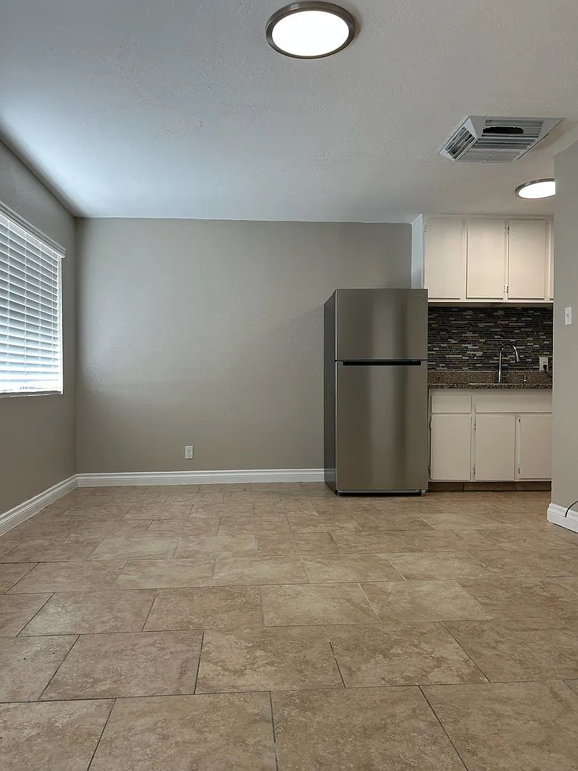 512 W. Atkins Ave — Photo 3