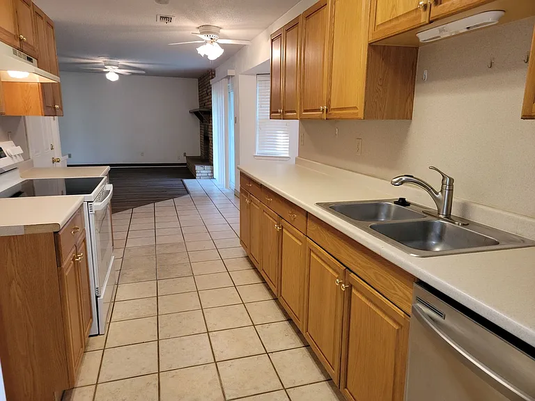 1000 Springdale Rd — Photo 6
