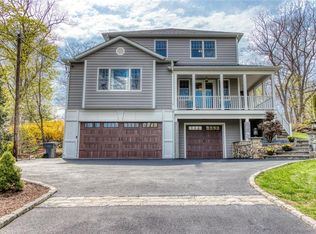15 Crescent Dr S, Elmsford, NY 10523