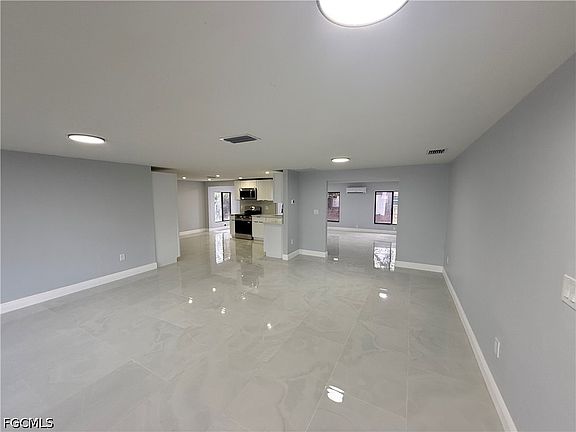 3rd image of 2201 Parkview Dr