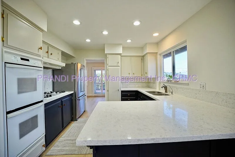 4 bed, 2.5 bath, 1839 sqft, $5,400 — Photo 4