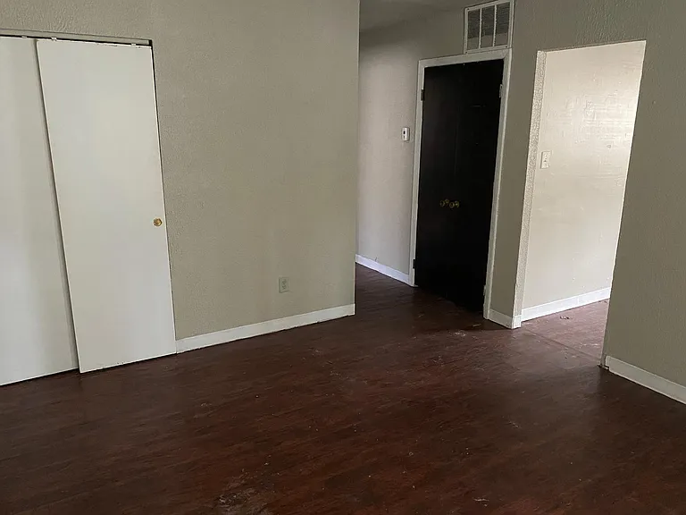 1045 Hobart St — Photo 4