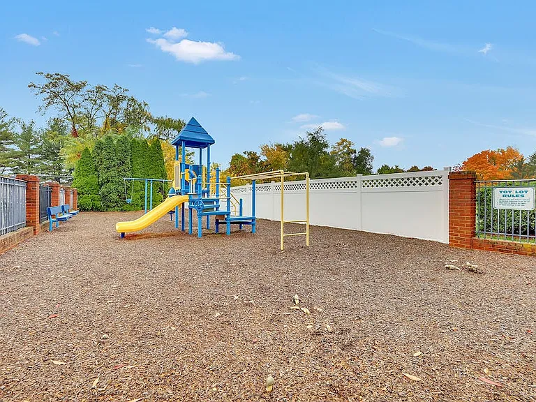 1015 Cumberland Ct — Photo 28