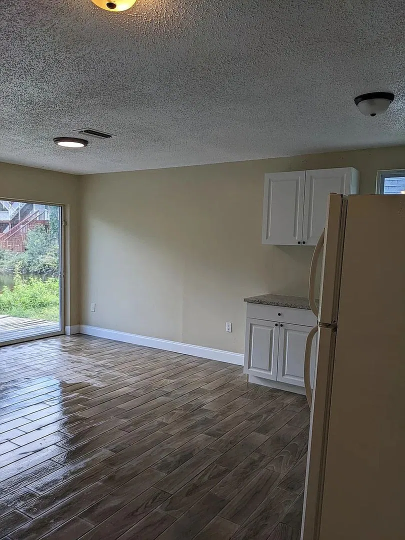 5847 Sun Glo Avenue -B — Photo 2