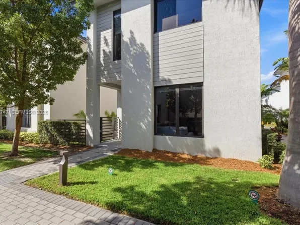 4395 NW 80th Ct, Doral, FL 33166