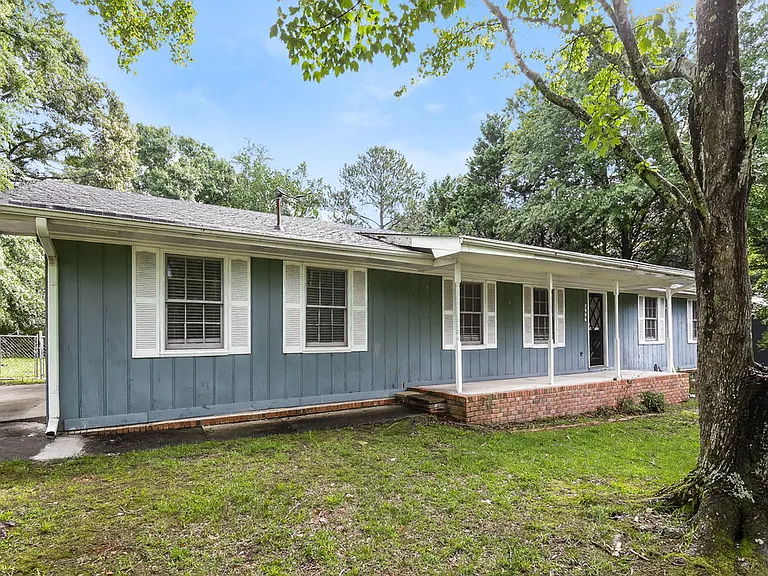 2906 Elizabeth Ln — Photo 3
