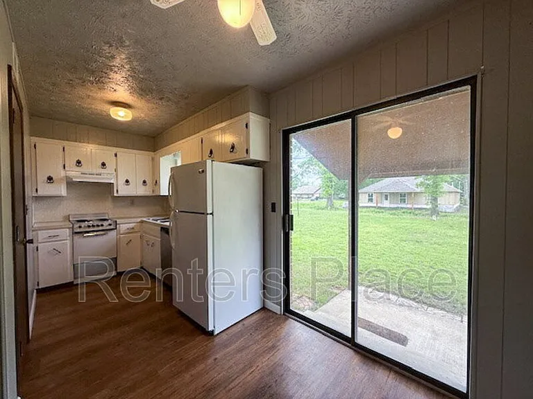 812 S Adair St — Photo 2
