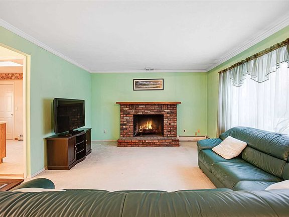 3rd image of 42 Lincoln Dr