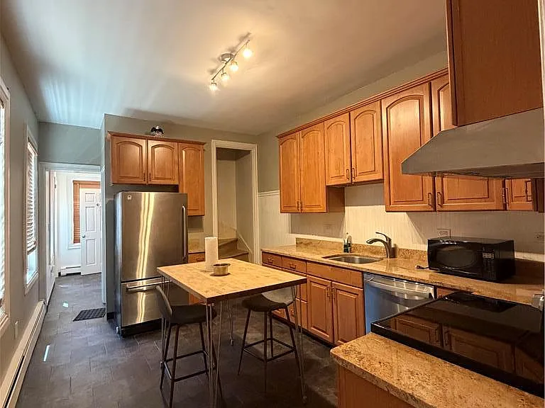 828 W Gordon St — Photo 10