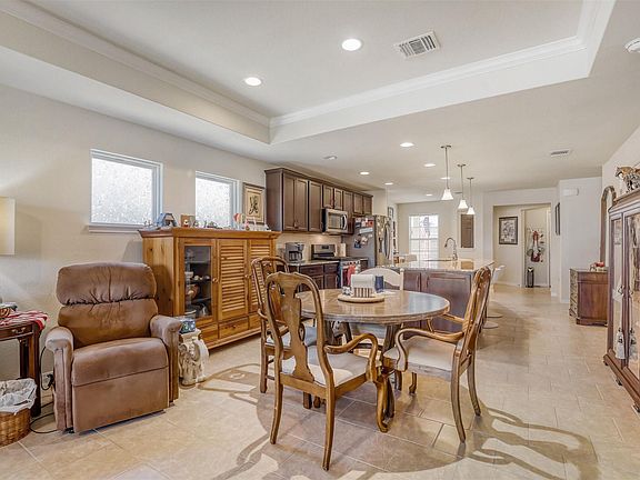 3rd image of 217 Comal Ln