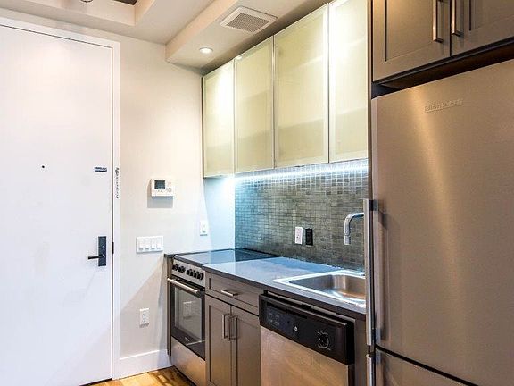 5th image of 185 Leonard St #3BIILL