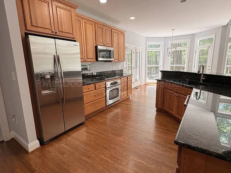 10802 Cedar Creek Dr — Photo 13