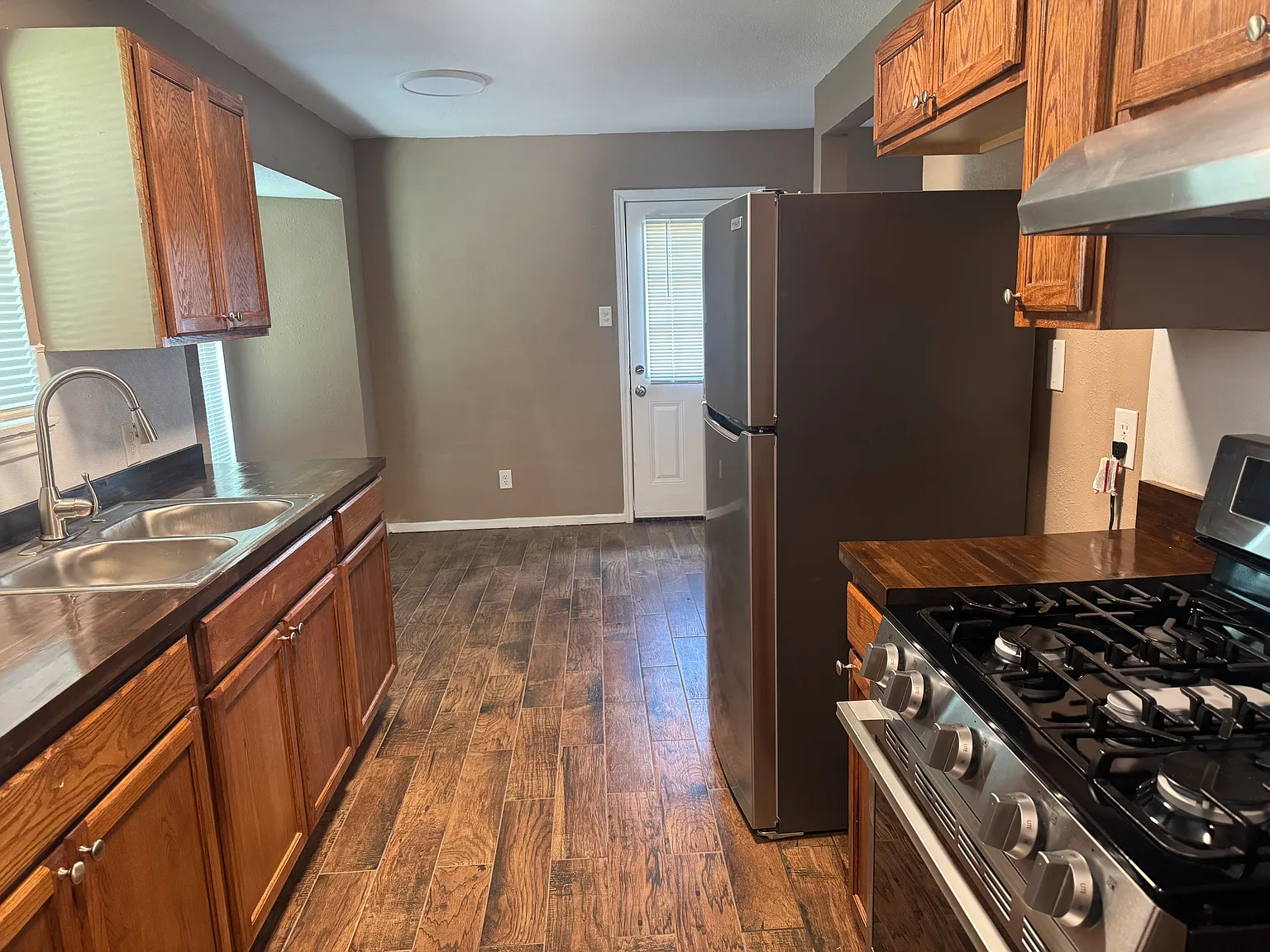 3 bed, 1.5 bath, 1093 sqft, $2,000 — Photo 4