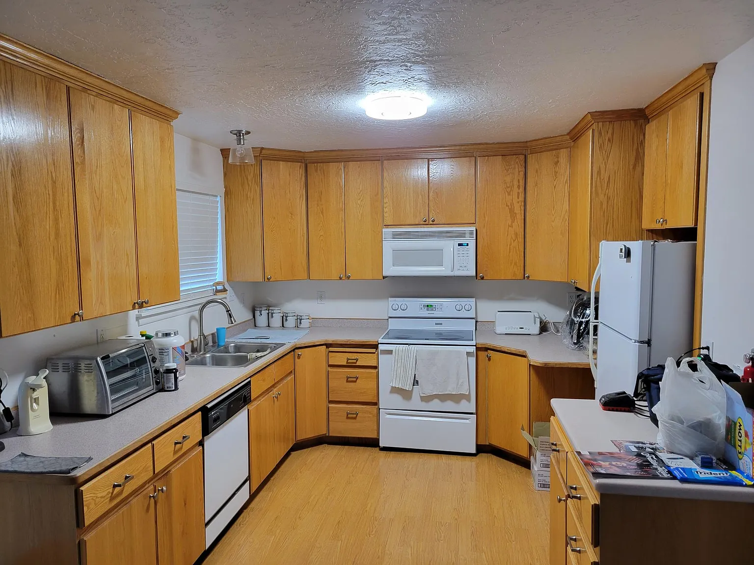 3 bed, 1.5 bath, 1205 sqft, $900 — Photo 3