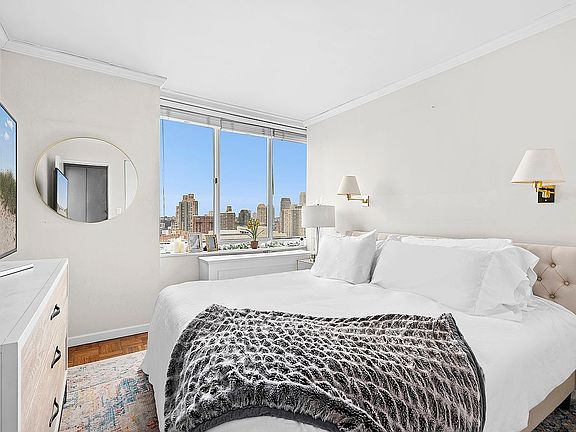 3rd image of 61 W 62nd St APT 19K