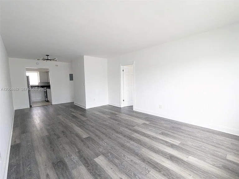 7805 Crespi Blvd #4 — Photo 3
