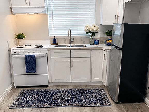 3rd image of 2552 Cedar Ave #F