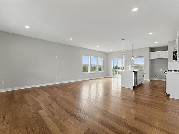 4th image of 400 Meadowlark Dr