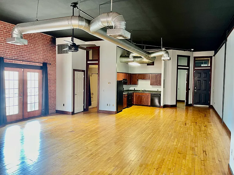 115 E Tyler St — Photo 2