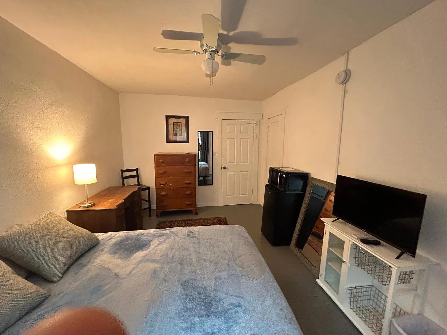Studio, 300 sqft, $1,300 — Photo 3