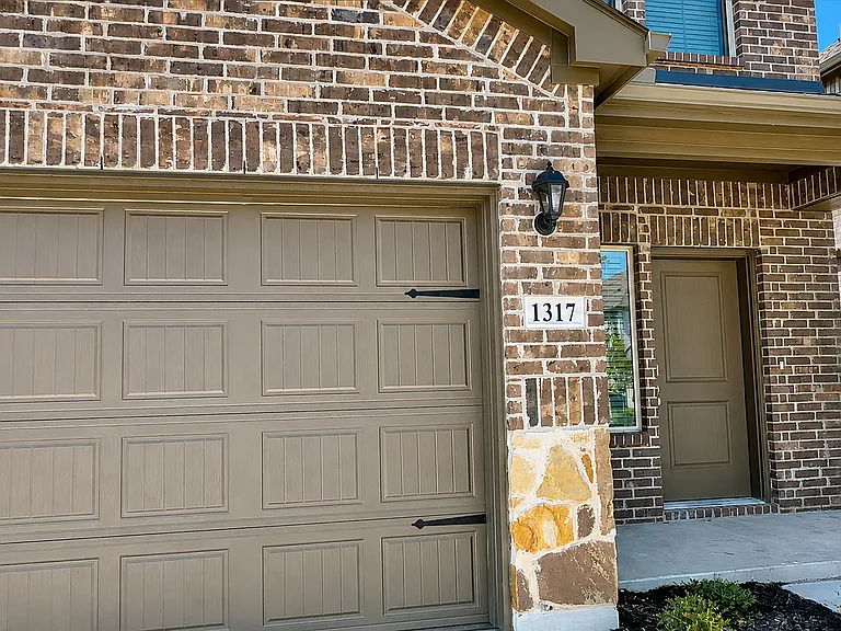 1317 Crookpost Dr — Photo 2