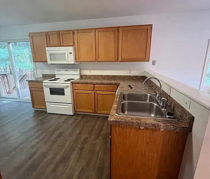 863 Sharon Rd — Photo 2