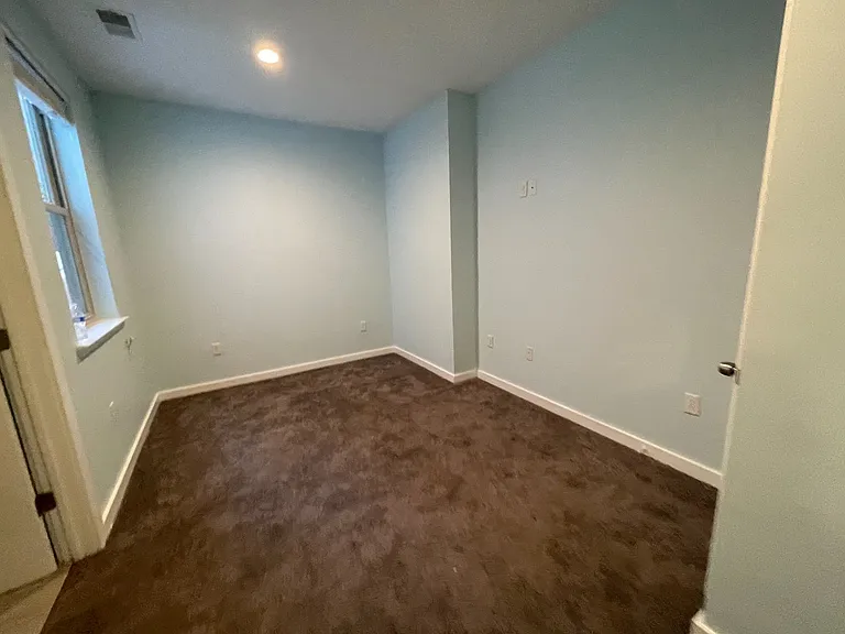 1411 W Thompson St — Photo 30
