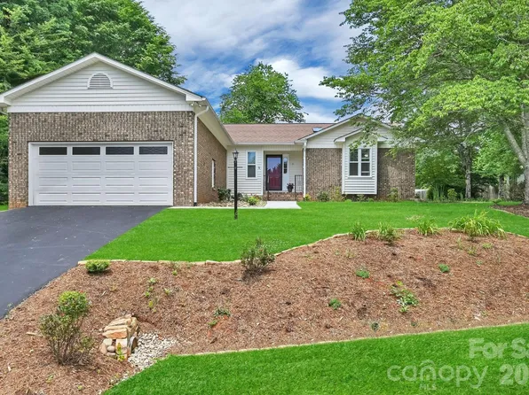 31 Saint Andrews Dr, Etowah, NC 28729