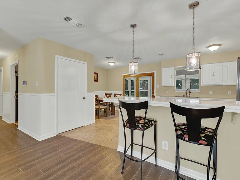 208 Reimer Ave — Photo 8