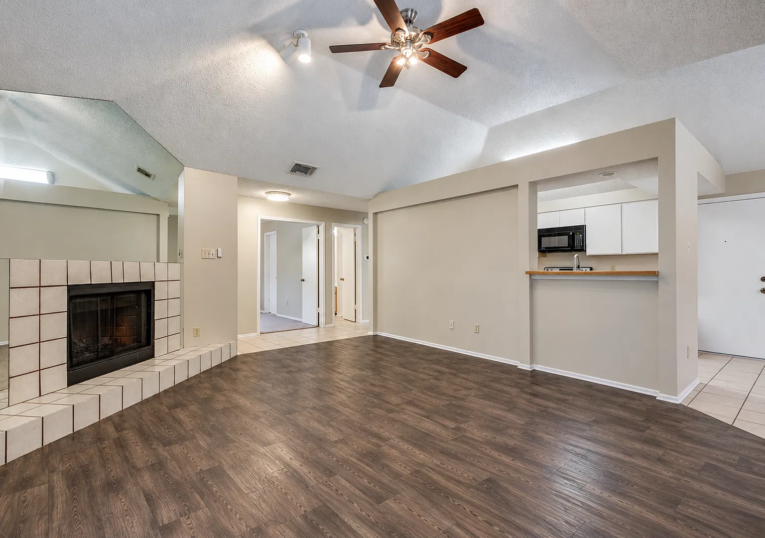 Charming 2-Bedroom Duplex in Coppell, TX | Coppell ISD | Private Yard & Attached Garage — Photo 4