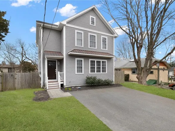 7 King Phillip St, Portsmouth, RI 02871