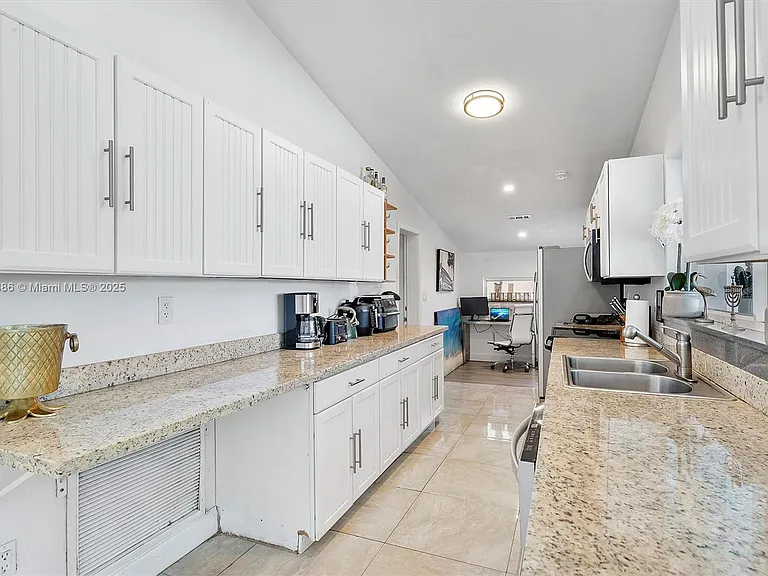 2541 NE 195th St — Photo 35