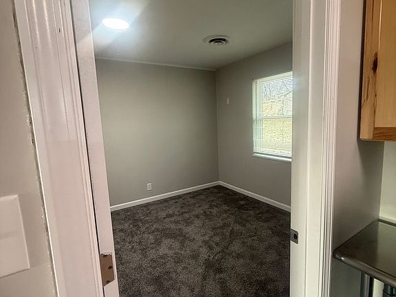 4th image of 715 Demaret Dr #B