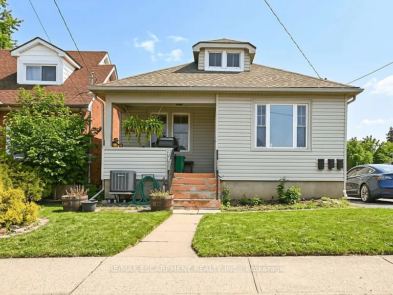 66 Queen St S #FRONT — Photo 1