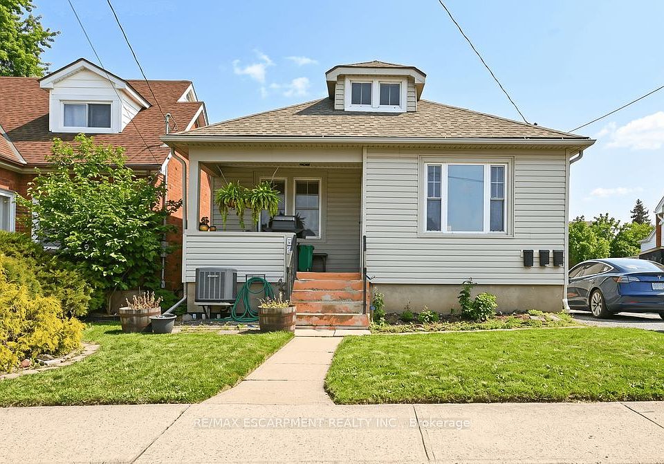 1st image of 66 Queen St S