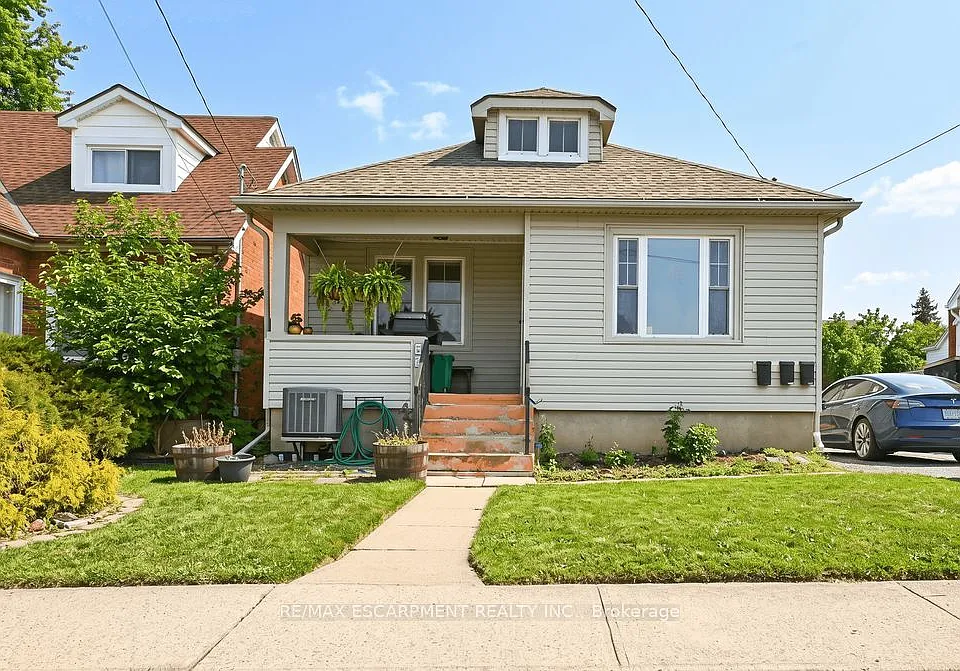 66 Queen St S #FRONT