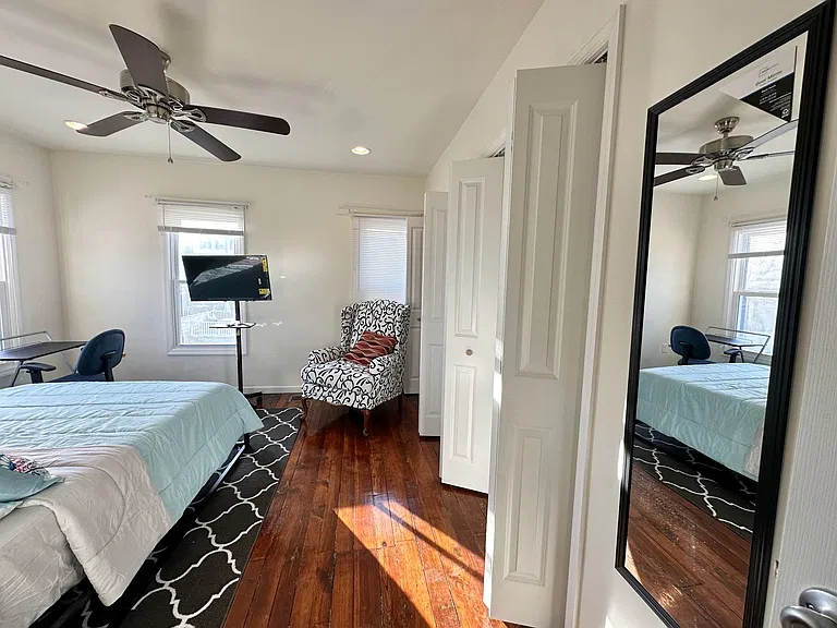 1141 Vine St — Photo 2