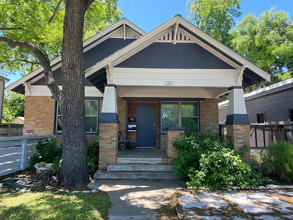 1211 E Cesar Chavez St