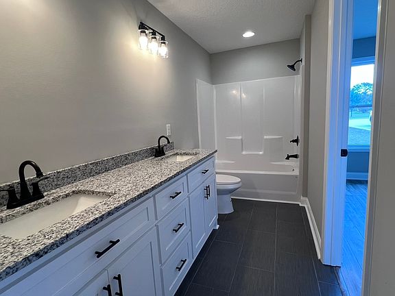 5th image of 556 Caleb Cir