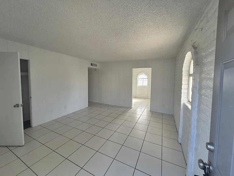 4919 W Glenn Dr — Photo 2