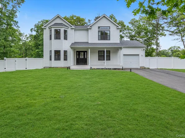 135 Elizabeth Way, Ridge, NY 11961