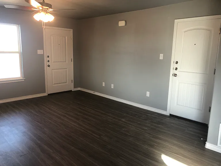 1818 Castroville Trl #B — Photo 4