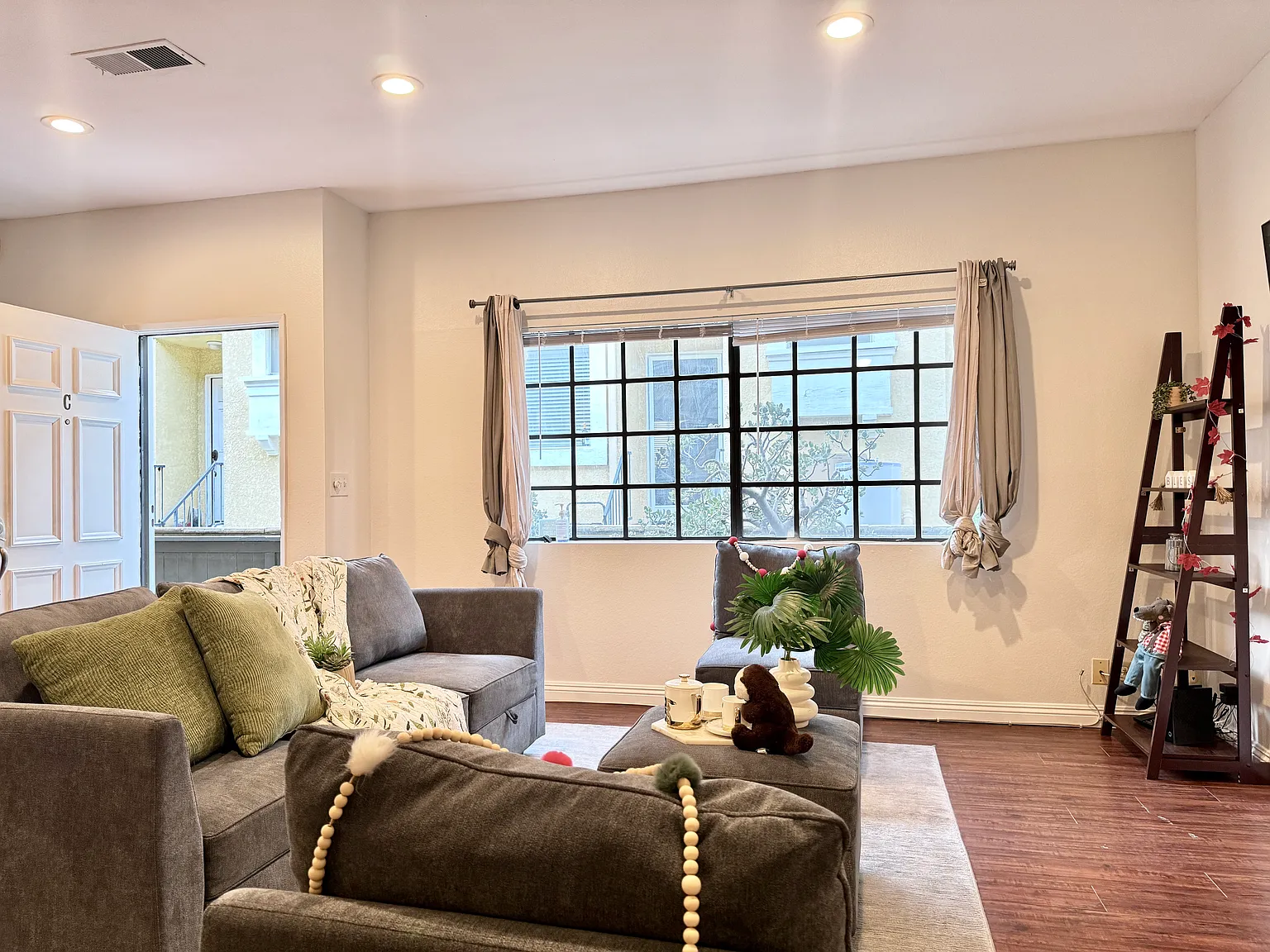 4 bed, 1572 sqft, $5,500 — Photo 1