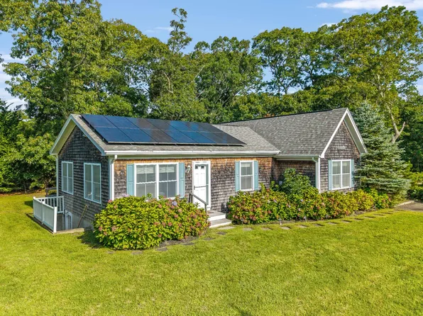 4 Periwinkle Ln, Oak Bluffs, MA 02557