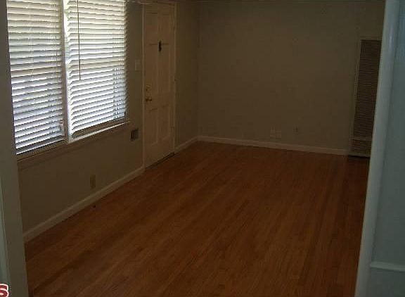 4th image of 2912 Sanborn Ave
