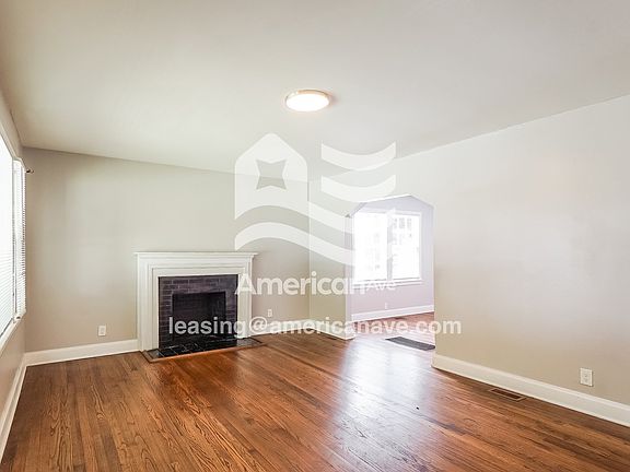 490494_003_living_room_13833669.jpg